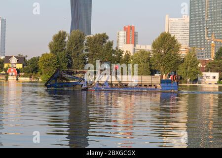 WIEN, ÖSTERREICH - 1. SEPTEMBER 2015: Ein großes Industrieboot im Wasser in Wien am Morgen. Stockfoto