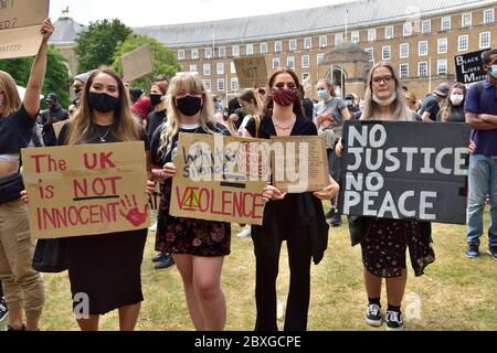 Black Lives Matter Protest in Bristol, England, Großbritannien, Sonntag, 7. Juni 2020. Tausende von Menschen schlossen sich den Protesten des Todes von George Floyd an Stockfoto