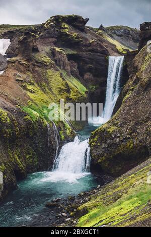 Wasserfall in der Nähe von Landmannalaugar, Fjallabak Nature Reserve, Süd-Zentral-Island, Island Stockfoto