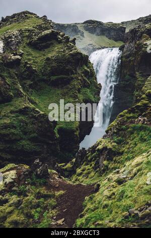 Wasserfall in der Nähe von Landmannalaugar, Fjallabak Nature Reserve, Süd-Zentral-Island, Island Stockfoto