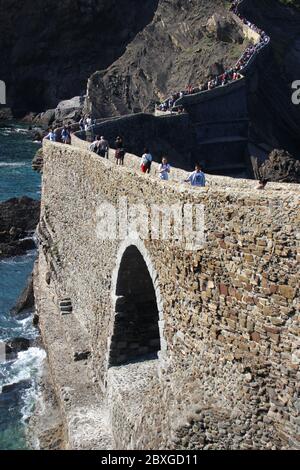 San Juan de Gaztelugatxe (übersetzt St. Johannes von Gaztelugatxe) Gehweg zur Kirche Bermeo Baskenland Spanien Stockfoto