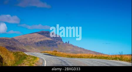 Straße, die nach Old man of Storr, Isle of Skye, Inner Hebrides, Schottland, Großbritannien führt Stockfoto