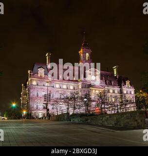 MONTREAL, KANADA - 17. MAI 2015: Blick auf das Rathaus von Montreal (Hôtel de Ville de Montréal) bei Nacht. Menschen sind zu sehen. Stockfoto