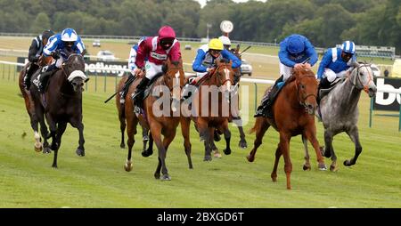 Space Blues und James Doyle (blaue Kappe) gewinnen die Betway Spring Trophy Stakes von Safe Voyage auf der Haydock Rennbahn. Stockfoto