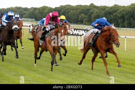 Space Blues und James Doyle (blaue Kappe) gewinnen die Betway Spring Trophy Stakes von Safe Voyage auf der Haydock Rennbahn. Stockfoto