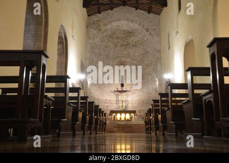 Innenraum der Pfarrkirche Santa Maria Maggiore, Assisi, Italien Stockfoto