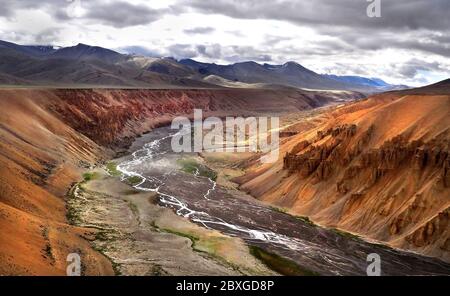 Wenn Sie an Ladakh denken, was fällt Ihnen ein? Majestätische Berge, kalte Wüsten, schneebedeckte Straßen, himmlisch blaue Seen und die freundlichen Einheimischen sehen. Stockfoto