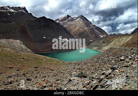 Wenn Sie an Ladakh denken, was fällt Ihnen ein? Majestätische Berge, kalte Wüsten, schneebedeckte Straßen, himmlisch blaue Seen und die freundlichen Einheimischen sehen. Stockfoto