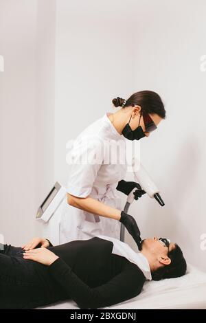 Frau mit einer Carbon Peel Schönheitsbehandlung Stockfoto