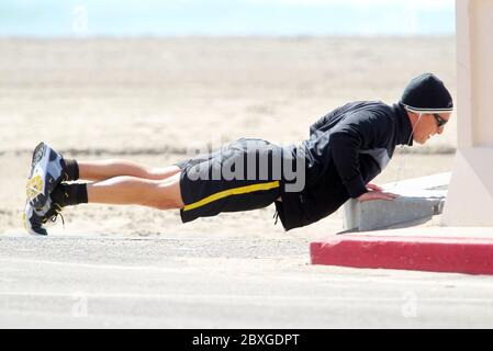 Matthew McConaughey verbrachte den Morgen Joggen und Trainieren in Zuma Beach, Kalifornien. März 2011 Stockfoto