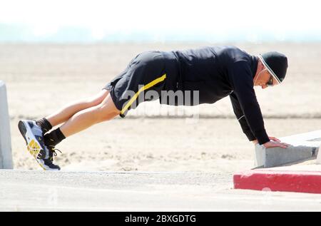 Matthew McConaughey verbrachte den Morgen Joggen und Trainieren in Zuma Beach, Kalifornien. März 2011 Stockfoto