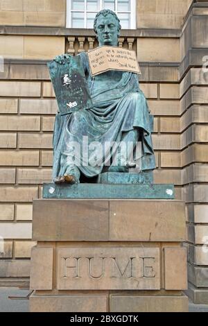 Statue von David Hume in Edinburghs Royal Mile mit einem Protestschild aus Pappe nach dem Protest von Black Lives Matter am 7. Juni 2020 Stockfoto