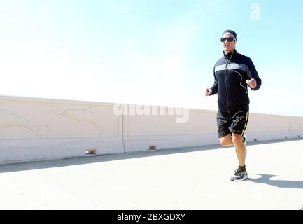 Matthew McConaughey verbrachte den Morgen Joggen und Trainieren in Zuma Beach, Kalifornien. März 2011 Stockfoto