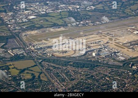 Blick aus der Luft des Flughafens London Gatwick in West Sussex. Im Vordergrund stehen die Wohngebiete Hookwood und Horley. Stockfoto