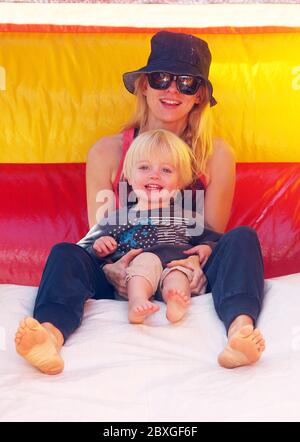 Naomi Watts und Liev Schrieber nehmen die Jungs Alexander und Samuel Schrieber mit auf den Farmers Market, Brentwood, Kalifornien. 2011 Stockfoto