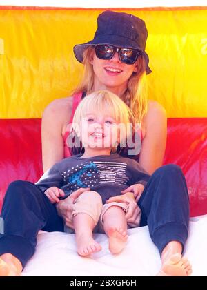 Naomi Watts und Liev Schrieber nehmen die Jungs Alexander und Samuel Schrieber mit auf den Farmers Market, Brentwood, Kalifornien. 2011 Stockfoto