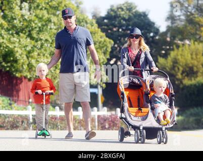 Naomi Watts und Liev Schrieber nehmen die Jungs Alexander und Samuel Schrieber mit auf den Farmers Market, Brentwood, Kalifornien. 2011 Stockfoto