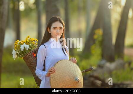 Schöne Frau mit traditioneller Kleidung, die einen nicht-la-Hut, Thailand Stockfoto