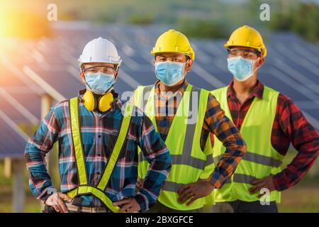 Porträt von drei Ingenieuren auf einer Baustelle mit Gesichtsmasken, Thailand Stockfoto