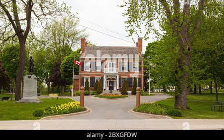 GANANOQUE, KANADA - 18. MAI 2015: Tagsüber die Außenseite des Gananoque Rathauses Stockfoto