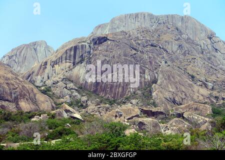 Anja Park ist eine bedeutende Gemeinschaftsreserve im Süden Madagaskars. Freuen Sie sich auf fantastische Granit Klippen zu wissen, wie die drei Schwestern (Telo Mirahavavy) Stockfoto