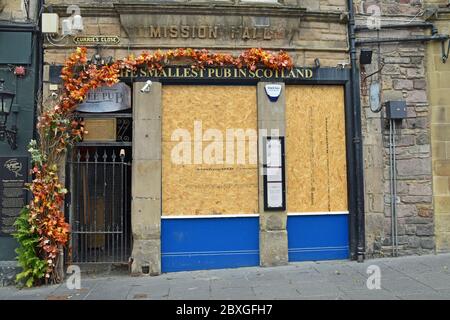 The Wee Pub in Edinburgh's Grassmarket, verbarst während der Sperrung wegen Coronavirus Covid 19, Juni 2020 Stockfoto