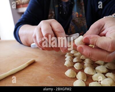 Frau, die apulische Orecchiette Pasta, Italien Stockfoto