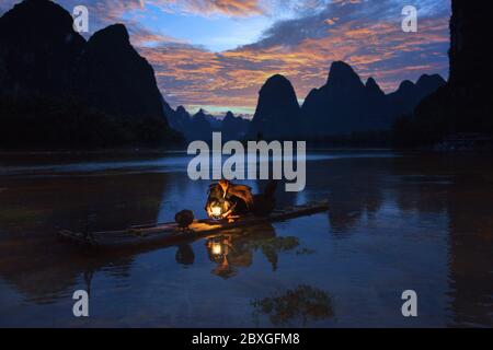 Fischer, der eine Nacht auf dem Li-Fluss segelt, Guilin, Guangxi, China Stockfoto