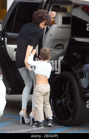 Victoria Beckham nimmt ihre Kinder mit, um Eis in Sherman Oaks, Kalifornien, zu holen. November 2011 Stockfoto