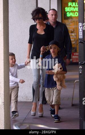 Victoria Beckham nimmt ihre Kinder mit, um Eis in Sherman Oaks, Kalifornien, zu holen. November 2011 Stockfoto