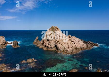 Sugarloaf Rock ist eine große, natürliche Granitinsel im Indischen Ozean, direkt vor der Küste, etwa 2 Kilometer südlich von Cape Naturaliste in der Nähe von Bus Stockfoto