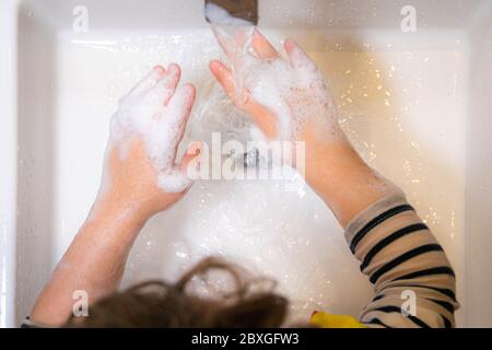 Ansicht von oben eines Mädchens, das sich die Hände wäscht Stockfoto