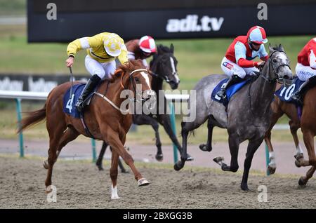 Dover Light geritten von George Downing (links) auf ihrem Weg zum Gewinn des Betway Live Casino Handicap auf der Lingfield Rennbahn. Stockfoto