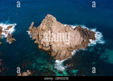 Luftpanorama des Sugarloaf Rock, einer großen, natürlichen Granitinsel im Indischen Ozean, direkt vor der Küste ca. 2 km südlich Stockfoto