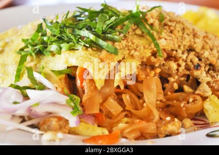 Pad-thai ist ein globaler Botschafter für die Pracht der thailändischen Küche. Stockfoto