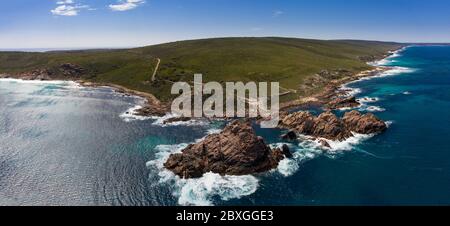 Luftpanorama des Sugarloaf Rock, einer großen, natürlichen Granitinsel im Indischen Ozean, direkt vor der Küste ca. 2 km südlich Stockfoto