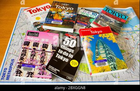 Tokio / Japan - 15. Oktober 2017: Verschiedene Tokyo Reiseführer mit Tokyo City Map auf dem Tisch. Reise nach Tokio planen. Stockfoto