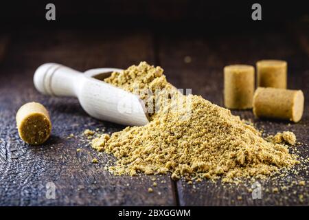 Erdnussmehl in Holzlöffel gemahlen, Messlöffel. Stockfoto