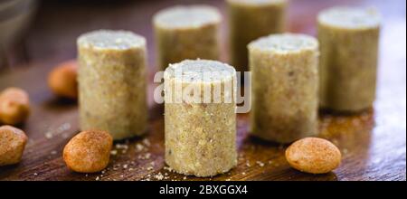 Typisch brasilianisches Süßes, genannt 'paçoquinha' oder Pacoca. Traditionelle brasilianische Erdnussmarmelade für die Juni und Juli-Partys. Stockfoto