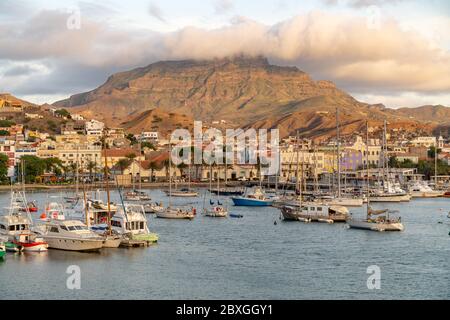 Blick auf den Hafen von Mindelo in der Abenddämmerung Stockfoto