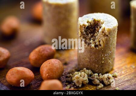 Typisch brasilianisches Süßes, genannt 'paçoquinha' oder Pacoca. Traditionelle brasilianische Erdnussmarmelade für die Juni und Juli-Partys. Stockfoto