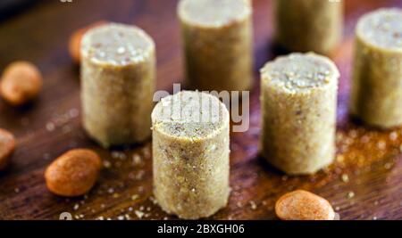 Typisch brasilianisches Süßes, genannt 'paçoquinha' oder Pacoca. Traditionelle brasilianische Erdnussmarmelade für die Juni und Juli-Partys. Stockfoto