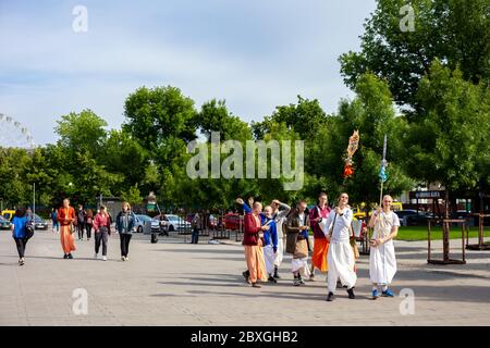 Ukraine, Kiew - 5. Juni 2020: Krishnaites spazieren auf der Straße, singen und tanzen. Religiöse Ukrainer Krishnaist Hare Krishna Anhänger dressen in Stockfoto