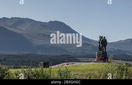 Commando Memorial mit Bronzefiguren von Kommandotruppen in voller Kampfkleidung, die auf ihr Trainingsgelände in der Ben Nevis Bergkette blicken Stockfoto