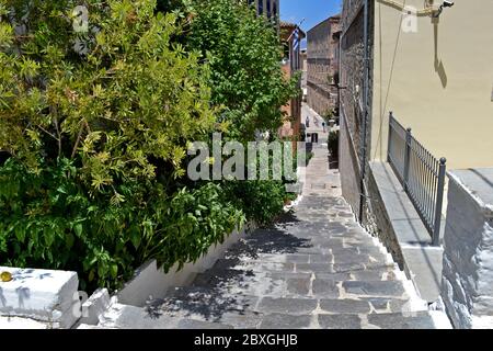 Die Treppe hinunter in der historischen Altstadt von Nafplio, Griechenland. Stockfoto