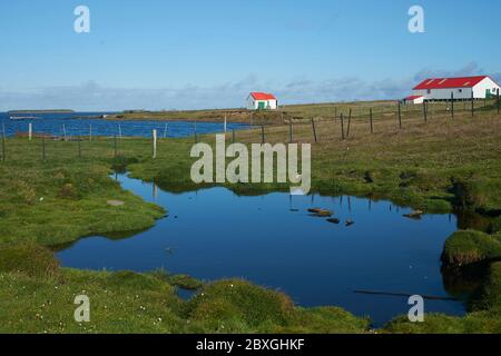 Wirtschaftsgebäude in der Siedlung an der Küste der Bleaker Island auf den Falkland-Inseln Stockfoto