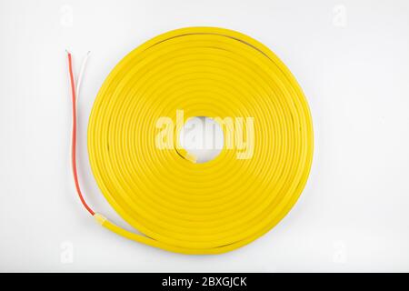 Gelb flexible LED-Band Neon Flex. Gelb Neon flexible Streifen Licht 5 Meter Uhr auf weißem Hintergrund. Stockfoto