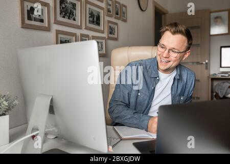 Geschäftsmann mit Videoanruf auf Laptop diskutieren Projekt online. Stockfoto