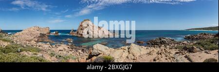 Panoramablick auf den Sugarloaf Rock, eine große, natürliche Granitinsel im Indischen Ozean, direkt vor der Küste ca. 2 km südlich Stockfoto