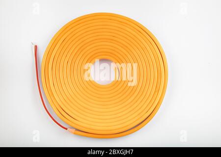 Orange flexible LED-Band Neon Flex. Orange Neon flexible Streifen Licht 5 Meter Uhr auf weißem Hintergrund. Stockfoto